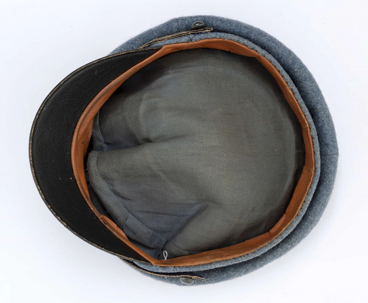 Czapka maciejówka z sukna hechtgrau, w orłem Legionów Polskich 1914 - 1916 oraz rozetą i paskiem oficerskim Polskiej Siły Zbrojnej 1917 - 1918