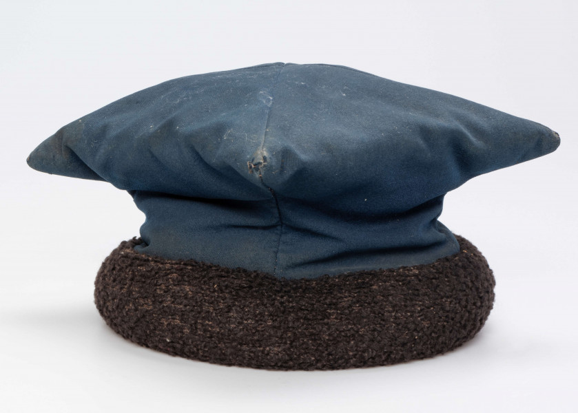 E/192/MRK/ML - Czapka rogatywka. Koloru niebieskiego z czarnym otokiem. Długość po przekątnej 30 cm. Szerokośc otoku 6,5 cm.