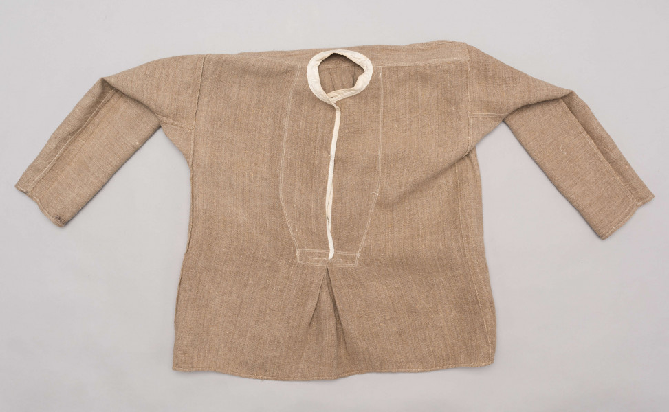 E/476/MRK/ML - Koszula męska. Uszyta z lnianego szarego płótna, krój prosty, rękaw długi, z przodu wstawka z białego płótna o długości 30 cm.