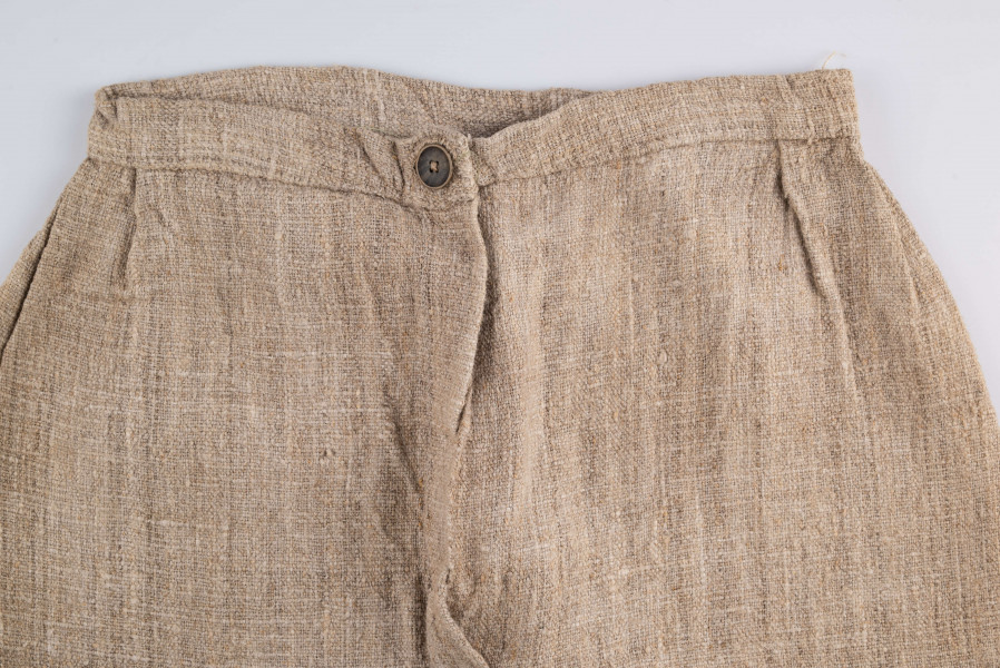 E/478/MRK/ML - Kalesony uszyte z lnianego płótna o nieregularnym splocie, krój prosty, w pasie wszyta oszewka o szerokości 3 cm, szwy tzw. 