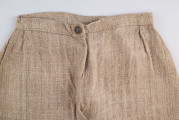 E/478/MRK/ML - Kalesony uszyte z lnianego płótna o nieregularnym splocie, krój prosty, w pasie wszyta oszewka o szerokości 3 cm, szwy tzw. 