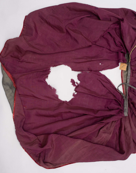 E/190/MRK/ML - Spódnica ze szczoteczką koloru biskupiego. Szyta ręcznie czarnymi nićmi. Spód obszyty szczoteczką. Obwód w pasie 67 cm. Obwód u dołu 322 cm. 