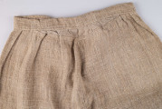 E/478/MRK/ML - Kalesony uszyte z lnianego płótna o nieregularnym splocie, krój prosty, w pasie wszyta oszewka o szerokości 3 cm, szwy tzw. 