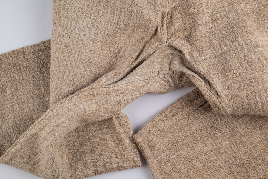 E/478/MRK/ML - Kalesony uszyte z lnianego płótna o nieregularnym splocie, krój prosty, w pasie wszyta oszewka o szerokości 3 cm, szwy tzw. 