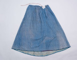 E/189/MRK/ML - Spódnica ze szczoteczką koloru niebieskiego. Obwód w pasie 72 cm. Obwód spódnicy u dołu 223 cm, od spodu obszyta niebieską szczoteczką. Z przodu wiązana na 2 sznurki.