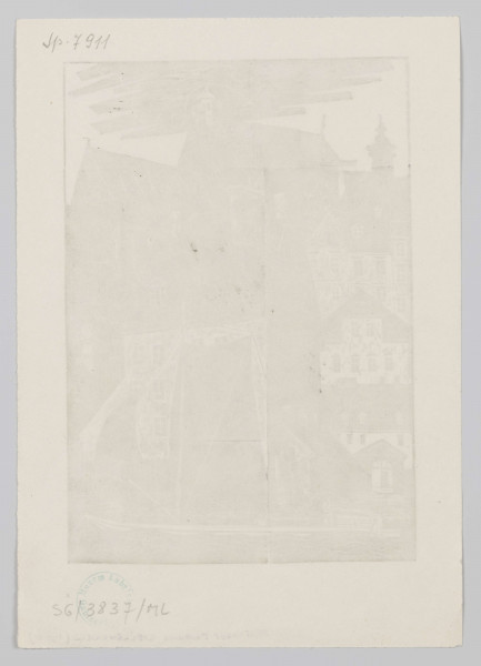 S/G/3837/ML - Widok architektoniczny. Na pierwszym planie łódź przysłaniająca fasadę kamienicy. Dalej piętrzące się zabudowania miejskie. 