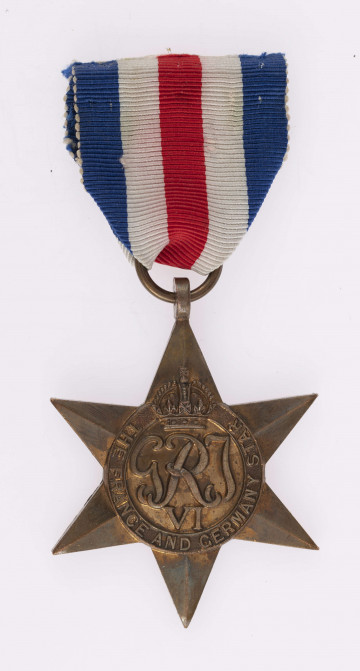 H/2467/MRK/ML - Odznaką jest sześcioramienna gwiazda bita w brązie, w środku okrągła tarcza z napisem GRJ VI, w otoku The France and Germany Star u góry korona Imperium Brytyjskiego, rewers gładki.
