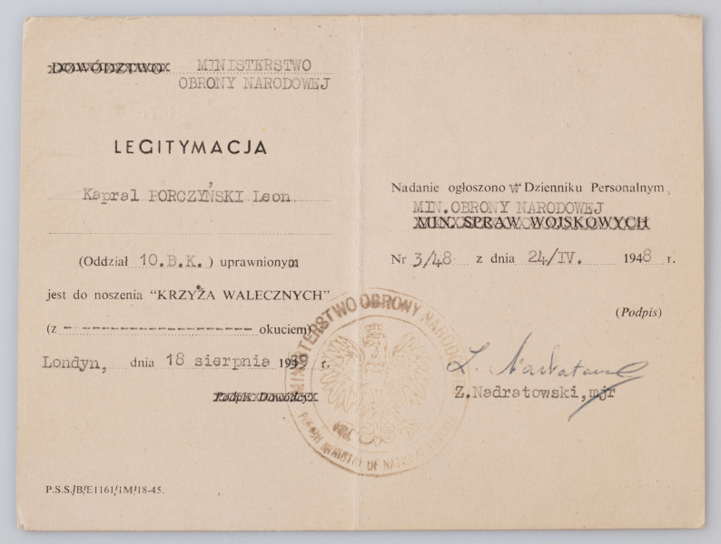 H/2469/MRK/ML - Legitymacja nr 30187 Krzyża Walecznych drukowana na białym kartonie,składana na pół. Dane personalne wpisane na maszynie z okrągłą pieczątką MON. Legitymacja wystawiona w Londynie 18.08.1959 roku. 11,5 x 15,2 cm
