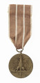 Medal Wojska ustanowiony dekretem prezydenta z dn. 03.07.1945 r. Odznaką jest okrągły medal bity w brązie śr. 37 mm. Na awersie znajduje się wizerunek orła w koronie trzymającego w szponach miecz jednosieczny. Na rewersie w 3 wierszach napis: POLSKA/ SWEMU/ OROŃCY. Ponad napisem i poniżej liście dębowe. Wstążka szerokości 37 mm barwy ciemnoczerwonej (wyblakła) z 4 białymi prążkami.