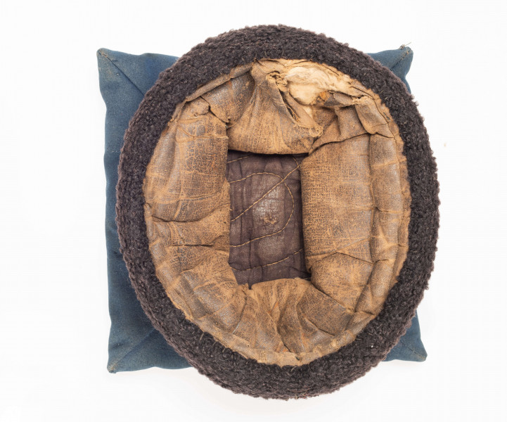 E/192/MRK/ML - Czapka rogatywka. Koloru niebieskiego z czarnym otokiem. Długość po przekątnej 30 cm. Szerokośc otoku 6,5 cm.