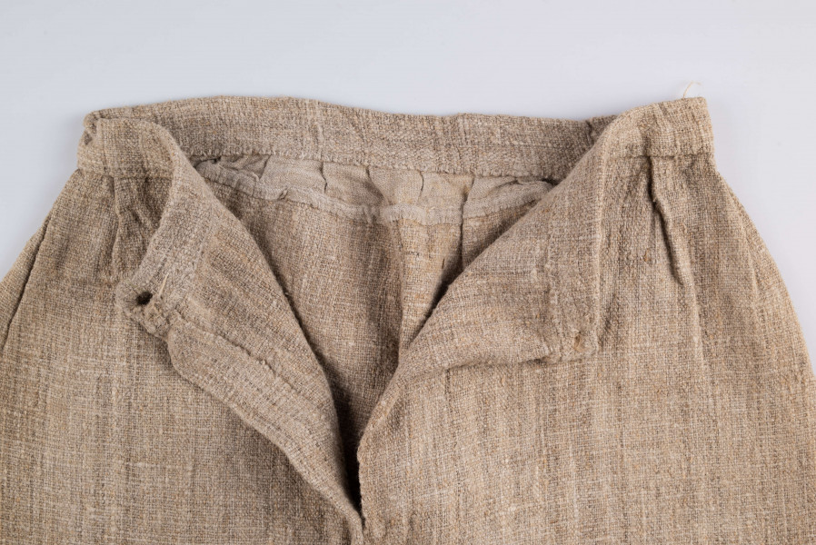 E/478/MRK/ML - Kalesony uszyte z lnianego płótna o nieregularnym splocie, krój prosty, w pasie wszyta oszewka o szerokości 3 cm, szwy tzw. 