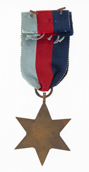 H/278/MRK/ML - Sześcioramienna gwiazda z brązu o wysokości 44 mm i szerokości 38 mm. W centrum znajduje się okrągła tarcza z monogramem królewskim GRI VI i królewską koroną. W otoku napis: THE 1939–1945 STAR. Wstążka składająca się z trzech pionowych pasów o tej samej szerokości, w kolorach: ciemnoniebieskim, czerwonym, jasnoniebieskim. 