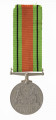 H/2050/MRK/ML - Odznaką jest medal bity w miedzioniklu 3,6 cm średnicy, o gładkim rancie. Na awersie jest lewy profil głowy króla Jerzego VI, przy zarycie szyi sygnatura HP. W otoku napis: GREGORIUS VI D:G:BR:OMN:REX F:D:IND:IMP. Na rewersie dąb zwięczony koroną zamkniętą, oraz dwa ryczące, wspięte na tylnych łapach lwy, za ich grzbietami daty 1939 i 1945. Dąb wyrasta z lądu oblanego wodą (wyspa). Poniżej w dwóch wierszach napis: THE DEFENCE MEDAL. Przywieszka w formie szlufy na wstążkę nitowana z medalem. Wstążka szerokości 3,2 cm, od brzegów jasnozielone pasy z czarnym prążkiem, w środku pas pomarańczowo-ceglasty.