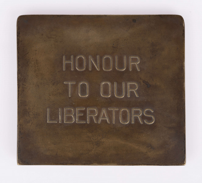 H/305/MRK/ML - Medal bity w brązie, na awersie symboliczna scena przedstawiająca dwoch wojownikow i dynamiczną grupę fantastycznych zwierząt szykujących sie do skoku; na rewersie napis Honor dla naszych wyzwolicieli (po angielsku)