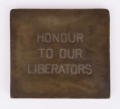 H/305/MRK/ML - Medal bity w brązie, na awersie symboliczna scena przedstawiająca dwoch wojownikow i dynamiczną grupę fantastycznych zwierząt szykujących sie do skoku; na rewersie napis Honor dla naszych wyzwolicieli (po angielsku)