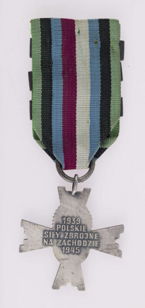 H/2462/MRK/ML - Odznaką krzyża jest stylizowany krzyż maltański srebrzony i oksydowany. Na awersie centralnie orzeł PSZ na Zach, na rewersie POLSKIE SIŁY ZBROJNE NA ZACHODZIE oraz daty 1939/1945. Na wstążce 3 okucia z nazwami miejsc walk 1. D. Panc.
