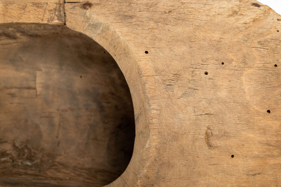 E/13/MRK/ML - Drewniaki dłubane, para. Długość 31 cm. Zrobione z dwóch kawałków drewna zbitych gwoździami. Z boku otwory do wiązania.