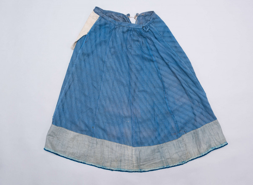 E/189/MRK/ML - Spódnica ze szczoteczką koloru niebieskiego. Obwód w pasie 72 cm. Obwód spódnicy u dołu 223 cm, od spodu obszyta niebieską szczoteczką. Z przodu wiązana na 2 sznurki.