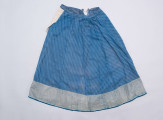 E/189/MRK/ML - Spódnica ze szczoteczką koloru niebieskiego. Obwód w pasie 72 cm. Obwód spódnicy u dołu 223 cm, od spodu obszyta niebieską szczoteczką. Z przodu wiązana na 2 sznurki.