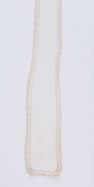 E/123/MRK/ML - Czepek tiulowy z 2 wstążkami, biały tiul po środku różowy pasek. Brzegi czepka pofałdowane. Dł. wstążek 70 cm, szer. 12 cm. Wstążki haftowane wzorem kwiatowym. Czepek dł. 49 cm i szer. 11 cm. Brzegi obszyte wąską falbanką  po środku wstawka z koronki i tiulu szer. 6 cm. 