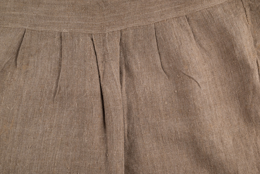 E/476/MRK/ML - Koszula męska. Uszyta z lnianego szarego płótna, krój prosty, rękaw długi, z przodu wstawka z białego płótna o długości 30 cm.