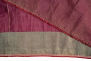 E/190/MRK/ML - Spódnica ze szczoteczką koloru biskupiego. Szyta ręcznie czarnymi nićmi. Spód obszyty szczoteczką. Obwód w pasie 67 cm. Obwód u dołu 322 cm. 