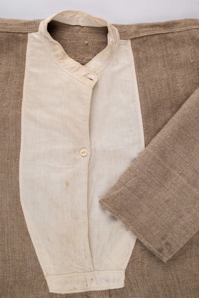 E/476/MRK/ML - Koszula męska. Uszyta z lnianego szarego płótna, krój prosty, rękaw długi, z przodu wstawka z białego płótna o długości 30 cm.