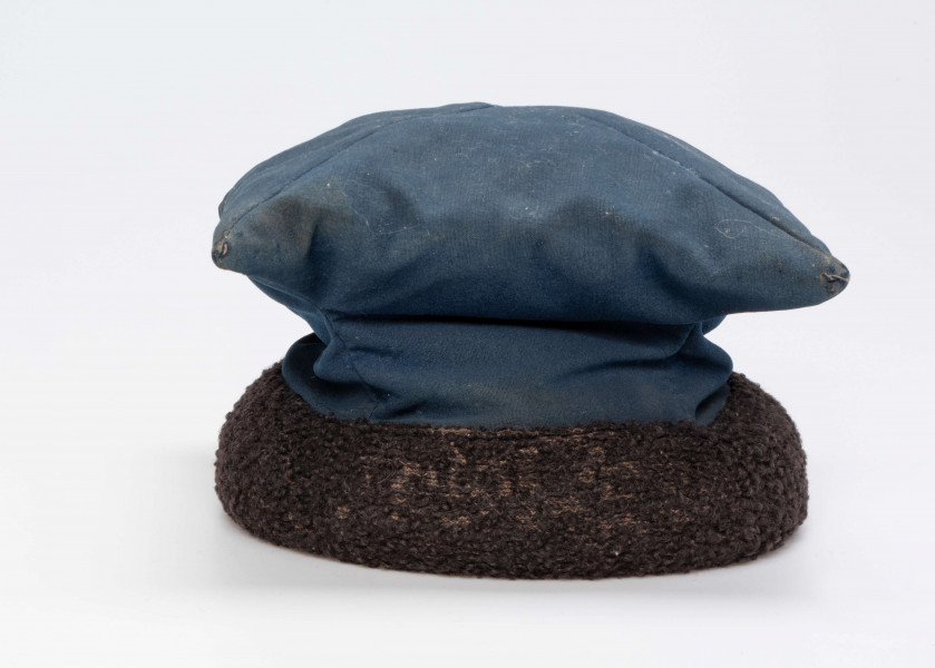 E/192/MRK/ML - Czapka rogatywka. Koloru niebieskiego z czarnym otokiem. Długość po przekątnej 30 cm. Szerokośc otoku 6,5 cm.