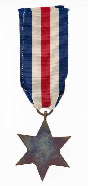 H/2049/MRK/ML - Odznaką jest sześcioramienna gwiazda o średnicy 4,4 cm. Ramiona gwiazdy o gładkiej powierzchni z wyrażnie zaznaczoną osią centralną i lekkim spadkiem ku krawdziom. w środku koło średnicy 1,7 cm o gładkiej, lekko wypukłej powierzchni z ozdobnymi literami GRI poniżej VI. W otoku napis: THE FRANCE AND GERMANY STAR. Nad napisem zamknięta korona, wchodząca na szczytowe ramię gwiazdy, zakończone uszkiem z pierścieniem. Rewers gwiazdy płaski. Wstążka szerokości 3,2 cm 5 pasków w 3 kolorach: od krawędzi - niebieskie, dalej białe i w środku pas czerwony. 