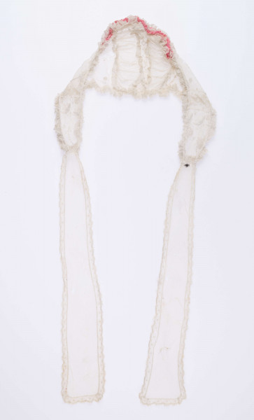 E/123/MRK/ML - Czepek tiulowy z 2 wstążkami, biały tiul po środku różowy pasek. Brzegi czepka pofałdowane. Dł. wstążek 70 cm, szer. 12 cm. Wstążki haftowane wzorem kwiatowym. Czepek dł. 49 cm i szer. 11 cm. Brzegi obszyte wąską falbanką  po środku wstawka z koronki i tiulu szer. 6 cm. 