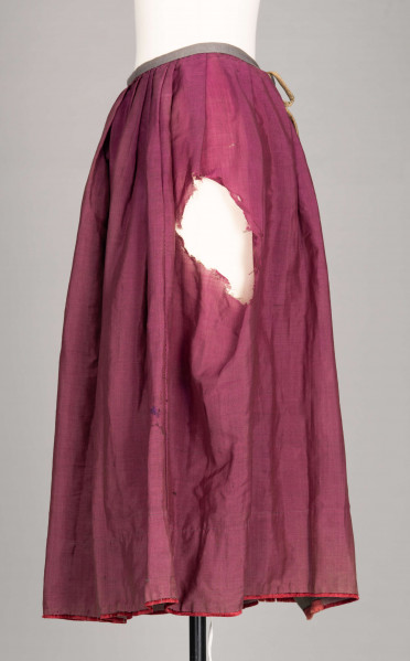 E/190/MRK/ML - Spódnica ze szczoteczką koloru biskupiego. Szyta ręcznie czarnymi nićmi. Spód obszyty szczoteczką. Obwód w pasie 67 cm. Obwód u dołu 322 cm. 