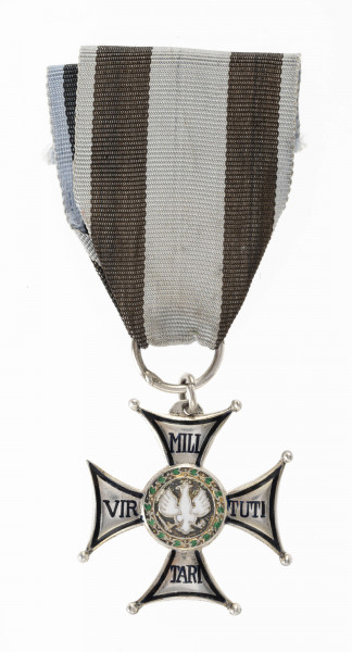 Krzyż równoramienny o rozszerzających się ramionach. Końce ramion lekko wklęsłe, rogi zakończone kulkami ( jednej kulki brak). Na awersie wypukłych ramion obwódka i napis: VIR-TUTI MILI-TARI z czarnej emalii, na tarczy orzeł w koronie wypełniony białą emalią oraz otok z wieńcem laurowym pokrytym zieloną emalią. Na tarczy rewersu napis HONOR I OJCZYZNA poniżej data 1792, oraz wieniec laurowy. Wstążka orderu rypsowa niebieska z dwoma czarnymi pasami szerokości 9 mm.