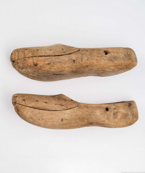 E/13/MRK/ML - Drewniaki dłubane, para. Długość 31 cm. Zrobione z dwóch kawałków drewna zbitych gwoździami. Z boku otwory do wiązania.