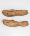 E/13/MRK/ML - Drewniaki dłubane, para. Długość 31 cm. Zrobione z dwóch kawałków drewna zbitych gwoździami. Z boku otwory do wiązania.