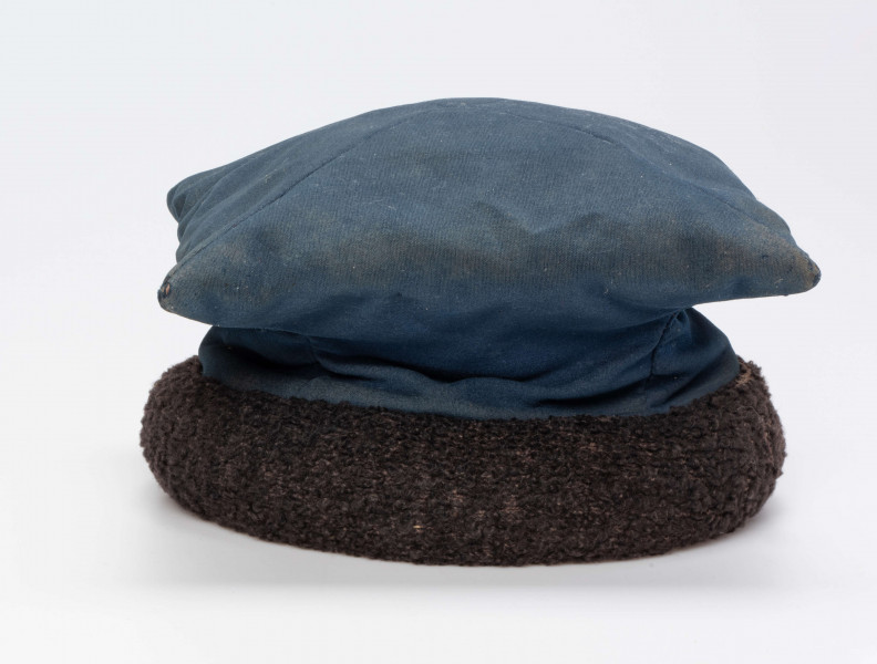 E/192/MRK/ML - Czapka rogatywka. Koloru niebieskiego z czarnym otokiem. Długość po przekątnej 30 cm. Szerokośc otoku 6,5 cm.