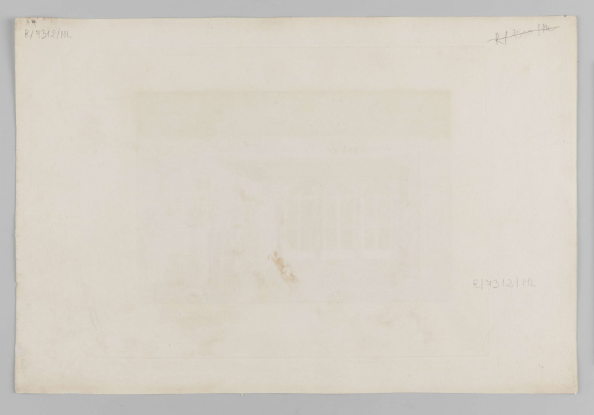 R/7312/ML - Na wprost arkadowa ściana z przeszkleniami, w których odbija się wnętrze i znajdujący się w pomieszczeniu ludzie. Po prawej stronie stolik na którym waza, przy ścianie dwie wazy na kolumnach. Obok rzeźba kobiety trzymającej rękę na piersi. Przy równoległej ścianie ten sam typ dekoracji w postaci kolumn zwieńczonych wazami. Pod sklepieniem dekoracja stiukowa. Wsporniki w kształcie bogato zdobionych esownic. 