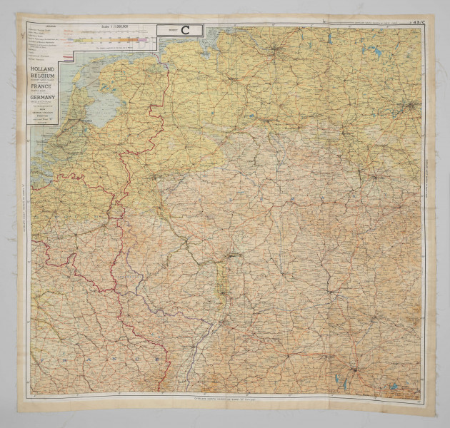 Mapa przedstawiająca rejon Europy Zachodniej - tereny wschodniej Francji, Belgii, Holandii oraz zachodnich Niemiec. Będąca na wyposażeniu lotników i szpiegów alianckich podczas II wojny światowej. Stan bardzo dobry. 