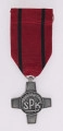H/2463/MRK/ML - Odznaką jest krzyż bity w białym metaluo obramowanych ramionach, w środku okrągła tarcza z napisem SPK poniżej miecz, u góry otokowo kłos, wstążka czerwona z 2 czarnymi paskami.
