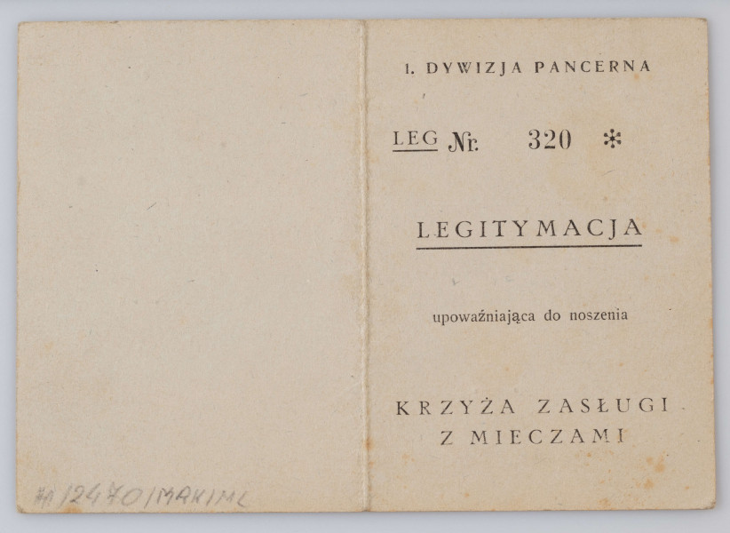 H/2470/MRK/ML - Legitymacja nr 320 nadania Krzyża Zasługi z Mieczami wydrukowana na szarym kartonie, składana na pół, z danymi personalnymi wpisanymi na maszynie. Legitymację wystawiono 25.02.1946 roku na terenie okupowanych Niemiec. 9,8 x13,8 cm
