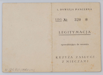 H/2470/MRK/ML - Legitymacja nr 320 nadania Krzyża Zasługi z Mieczami wydrukowana na szarym kartonie, składana na pół, z danymi personalnymi wpisanymi na maszynie. Legitymację wystawiono 25.02.1946 roku na terenie okupowanych Niemiec. 9,8 x13,8 cm
