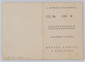 H/2470/MRK/ML H/2470/MRK/ML - Legitymacja nr 320 nadania Krzyża Zasługi z Mieczami wydrukowana na szarym kartonie, składana na pół, z danymi personalnymi wpisanymi na maszynie. Legitymację wystawiono 25.02.1946 roku na terenie okupowanych Niemiec. 9,8 x13,8 cm