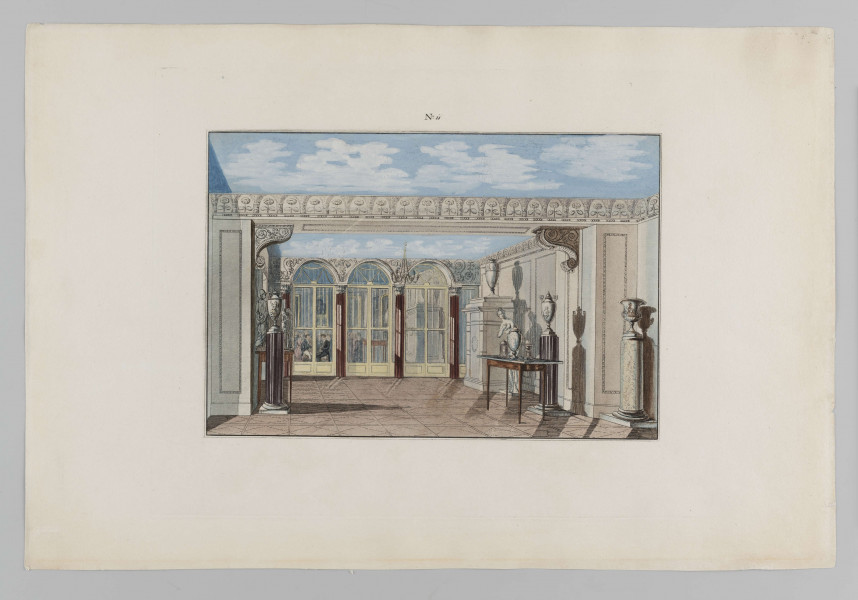 R/7312/ML - Na wprost arkadowa ściana z przeszkleniami, w których odbija się wnętrze i znajdujący się w pomieszczeniu ludzie. Po prawej stronie stolik na którym waza, przy ścianie dwie wazy na kolumnach. Obok rzeźba kobiety trzymającej rękę na piersi. Przy równoległej ścianie ten sam typ dekoracji w postaci kolumn zwieńczonych wazami. Pod sklepieniem dekoracja stiukowa. Wsporniki w kształcie bogato zdobionych esownic. 