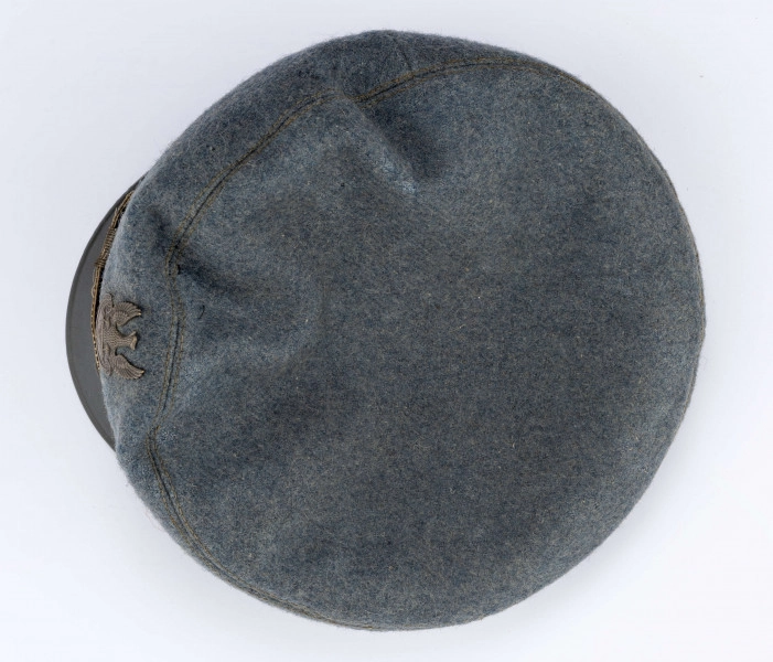 Czapka maciejówka z sukna hechtgrau, w orłem Legionów Polskich 1914 - 1916 oraz rozetą i paskiem oficerskim Polskiej Siły Zbrojnej 1917 - 1918