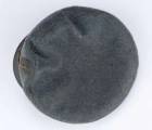 Czapka maciejówka z sukna hechtgrau, w orłem Legionów Polskich 1914 - 1916 oraz rozetą i paskiem oficerskim Polskiej Siły Zbrojnej 1917 - 1918
