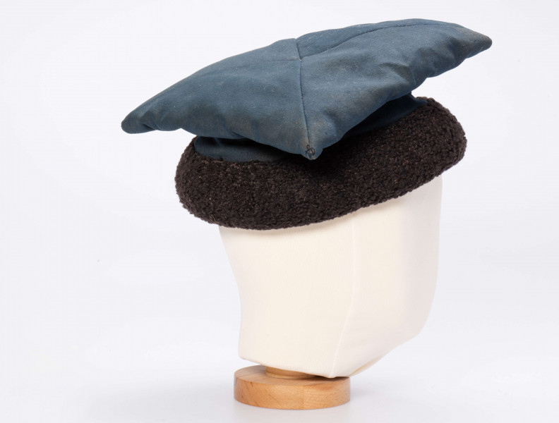 E/192/MRK/ML - Czapka rogatywka. Koloru niebieskiego z czarnym otokiem. Długość po przekątnej 30 cm. Szerokośc otoku 6,5 cm.