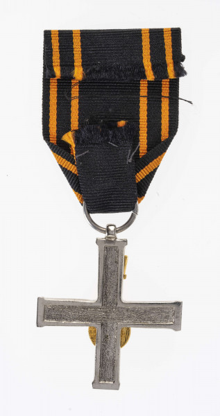 Odznaką Krzyża 1 Dywizji Pancernej jest krzyż bity w białym metalu o wymiarach 4,1 x 4,0 cm i szerokości ramion 0,7 cm. Powierzchnia krzyża z obydwu stron chropowata, obramowana wokół gładką ramką  szer. 0,1 cm. Na poziomych ramionach wypukły napis: 1 DYW. PANC. Na ramionach pionowych nałożona złocona miniaturka odznaki rozpoznawczej dywizji - szyszak na tle okrągłej tarczy ze skrzydłem husarskim. Krzyż noszony jest na czarnej wstążce szerokości 3,8 cm z 4 pomarańczowymi prążkami biegnącymi przy jej krawędziach.