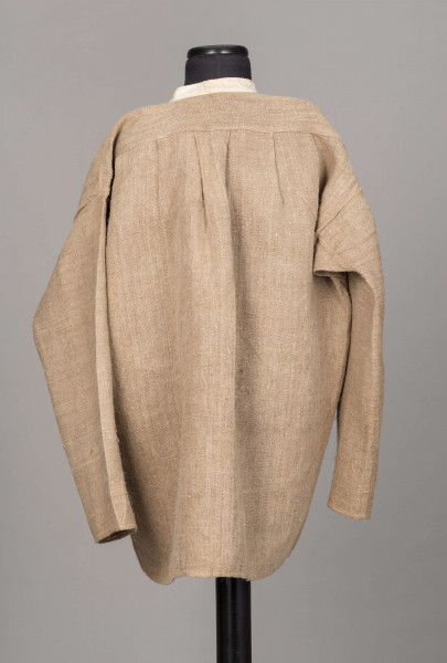 E/476/MRK/ML - Koszula męska. Uszyta z lnianego szarego płótna, krój prosty, rękaw długi, z przodu wstawka z białego płótna o długości 30 cm.