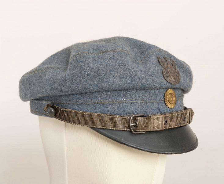 Czapka maciejówka z sukna hechtgrau, w orłem Legionów Polskich 1914 - 1916 oraz rozetą i paskiem oficerskim Polskiej Siły Zbrojnej 1917 - 1918