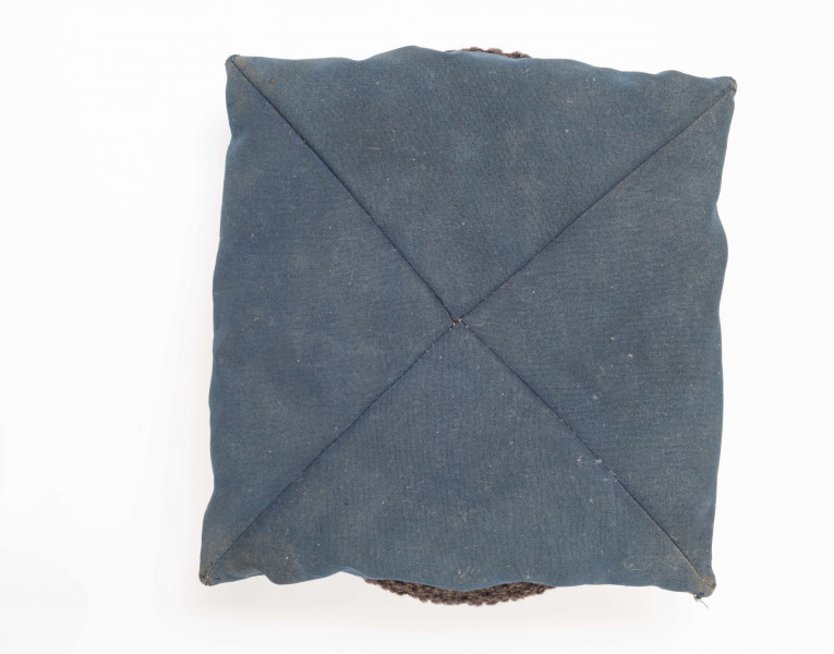 E/192/MRK/ML - Czapka rogatywka. Koloru niebieskiego z czarnym otokiem. Długość po przekątnej 30 cm. Szerokośc otoku 6,5 cm.