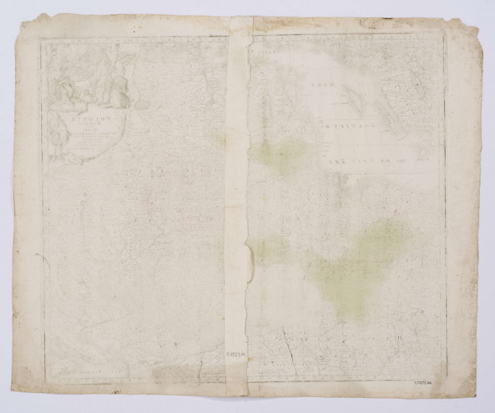 Miedzioryt kolorowany (odcienie czerwieni, zieleni, żólci), odbitka nie przebiega równolegle do krawędzi arkusza. Na dole pośrodku dwie podziałki liniowe: (Milliaria Germanica Communia; Milliaria Polonica Comunia) ; Wokół mapy ramka stopniowa, południki i równoleżniki oznaczone co 1°.Tytuł w prawym górnym rogu w obramieniu wici roślinnej. Nad tytułem kompozycja figuralna. Pośrodku herb Augusta II - tarcza z pięciodzielnym polem, na której Orzeł i Pogoń, pośrodku herb saski. Nad tarczą Orzeł w koronie. Po bokach herbu postacie alegoryczne: hodowla, rolnictwo i myślistwo.
Stan piąty, w tym przypadku najcennieszy, dzięki dodatkowej sygnaturze.
Napisy, p.g.: POLONIAE | REGNUM | UT ET | MAGNI | DUCATUS LITHUALNIAE.| ACCURATISS. DELINEATIONE. |REPRASENTAT. | OPERA ET STUDIO | MATTH. SEUTTERI. | SAC. CAES. MAJ. GEOGR.AUG.
Niżej: Cum Gr. et. Pr. S.R.I.Vicariatg, in / partibg Rheni, Svevice, et/ Juris Franconia.
Mapa sklejona pionowo z dwóch arkuszy papieru, oprawiona w zielone passe-partout, szkło i wąską brązową ramkę. 